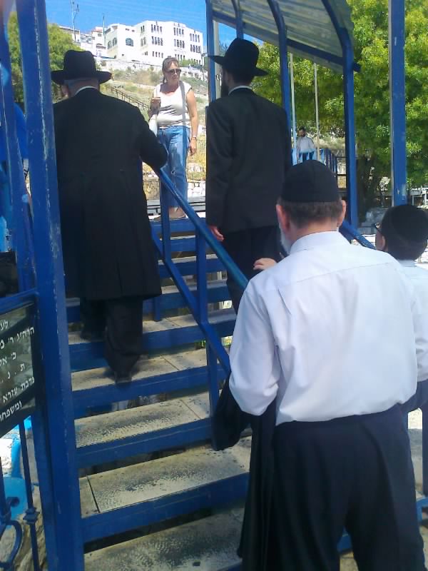 תיעוד: הרב עמאר והרב בוארון מתפללים בציון האר"י