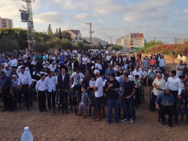 ספרי התורה שהוצתו הובאו לקבורה: "אנחנו מזועזעים"