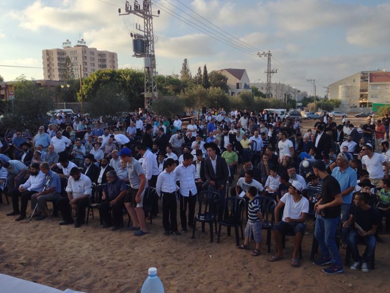 ספרי התורה שהוצתו הובאו לקבורה: "אנחנו מזועזעים"