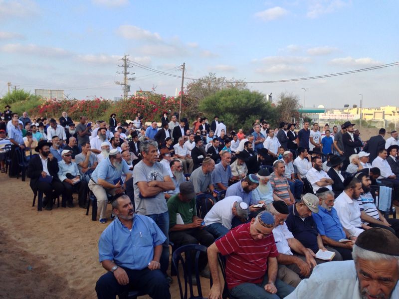 ספרי התורה שהוצתו הובאו לקבורה: "אנחנו מזועזעים"