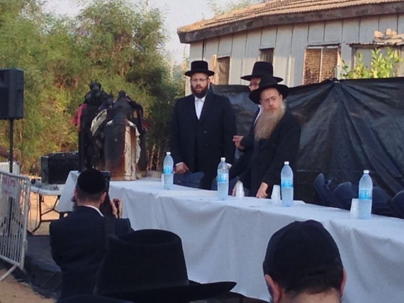 ספרי התורה שהוצתו הובאו לקבורה: "אנחנו מזועזעים"