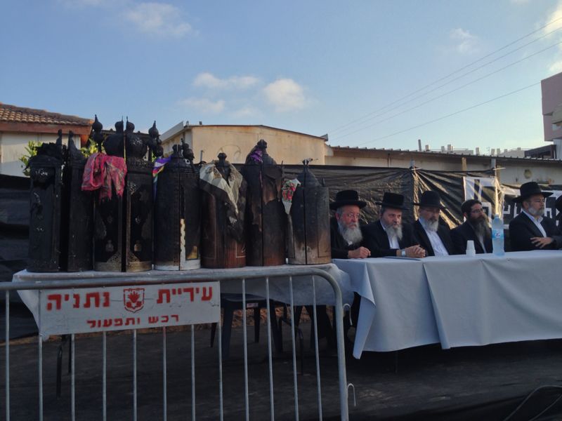 ספרי התורה שהוצתו הובאו לקבורה: "אנחנו מזועזעים"