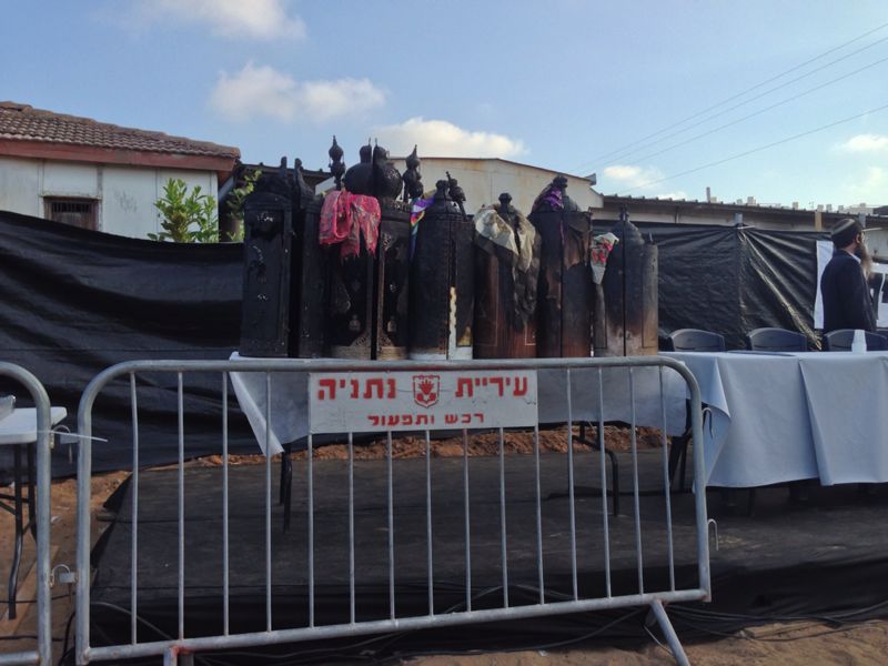 ספרי התורה שהוצתו הובאו לקבורה: "אנחנו מזועזעים"