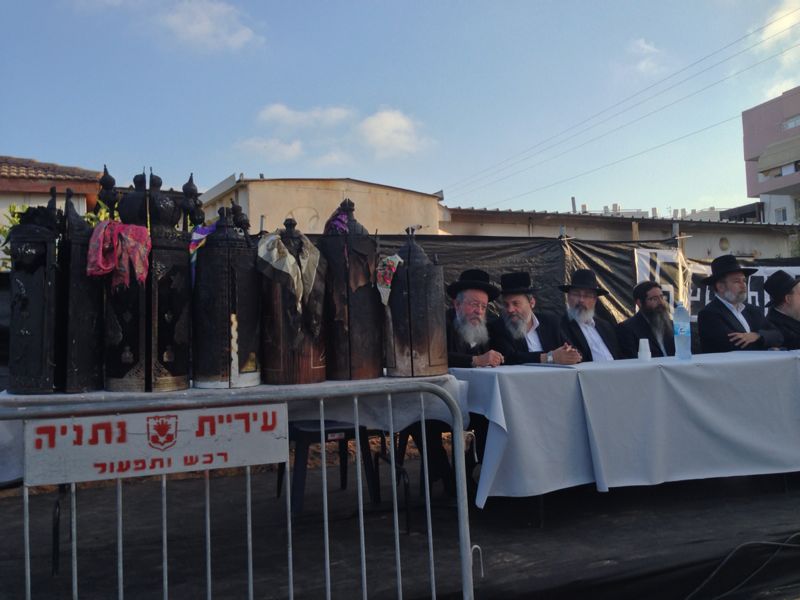 ספרי התורה שהוצתו הובאו לקבורה: "אנחנו מזועזעים"