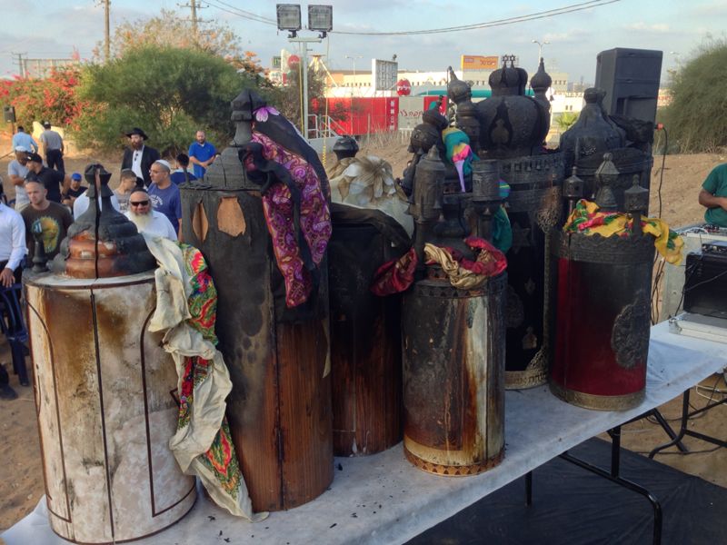 ספרי התורה שהוצתו הובאו לקבורה: "אנחנו מזועזעים"