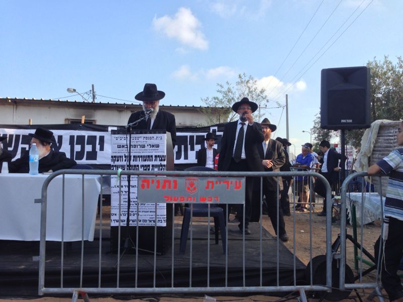 ספרי התורה שהוצתו הובאו לקבורה: "אנחנו מזועזעים"