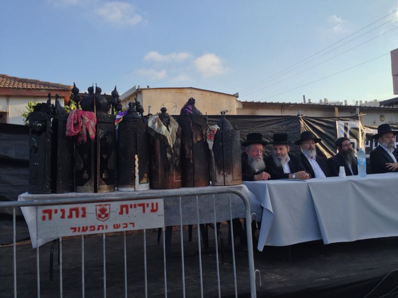 ספרי התורה שהוצתו הובאו לקבורה: "אנחנו מזועזעים"