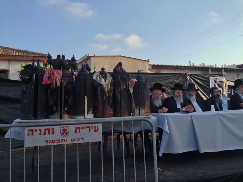 ספרי התורה שהוצתו הובאו לקבורה: "אנחנו מזועזעים"