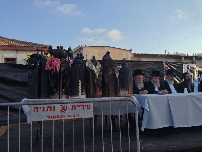 ספרי התורה שהוצתו הובאו לקבורה: "אנחנו מזועזעים"