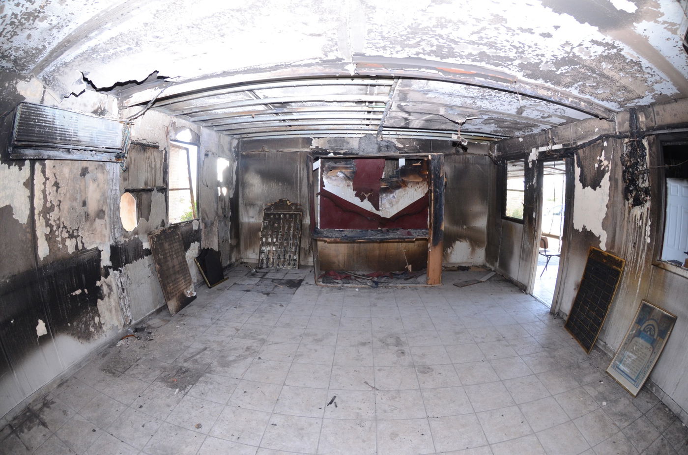 ספרי התורה שהוצתו הובאו לקבורה: "אנחנו מזועזעים"