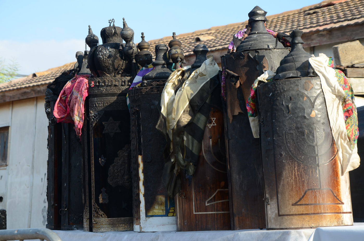 ספרי התורה שהוצתו הובאו לקבורה: "אנחנו מזועזעים"