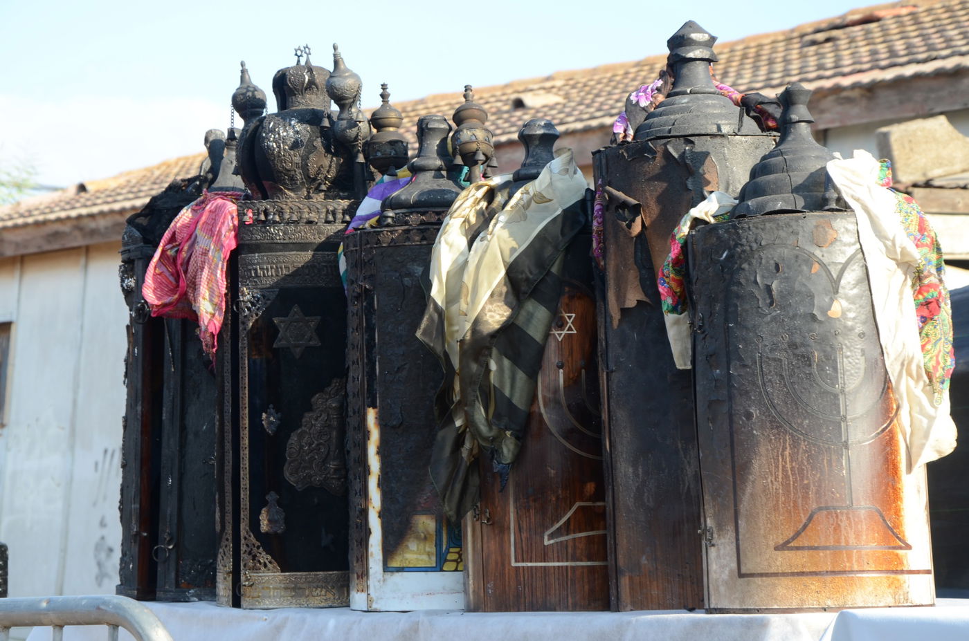 ספרי התורה שהוצתו הובאו לקבורה: "אנחנו מזועזעים"