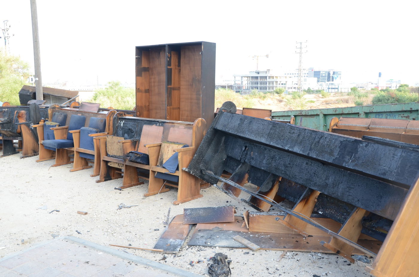 ספרי התורה שהוצתו הובאו לקבורה: "אנחנו מזועזעים"