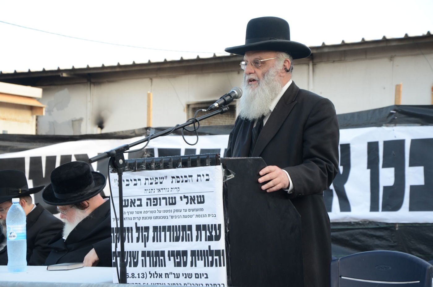 ספרי התורה שהוצתו הובאו לקבורה: "אנחנו מזועזעים"