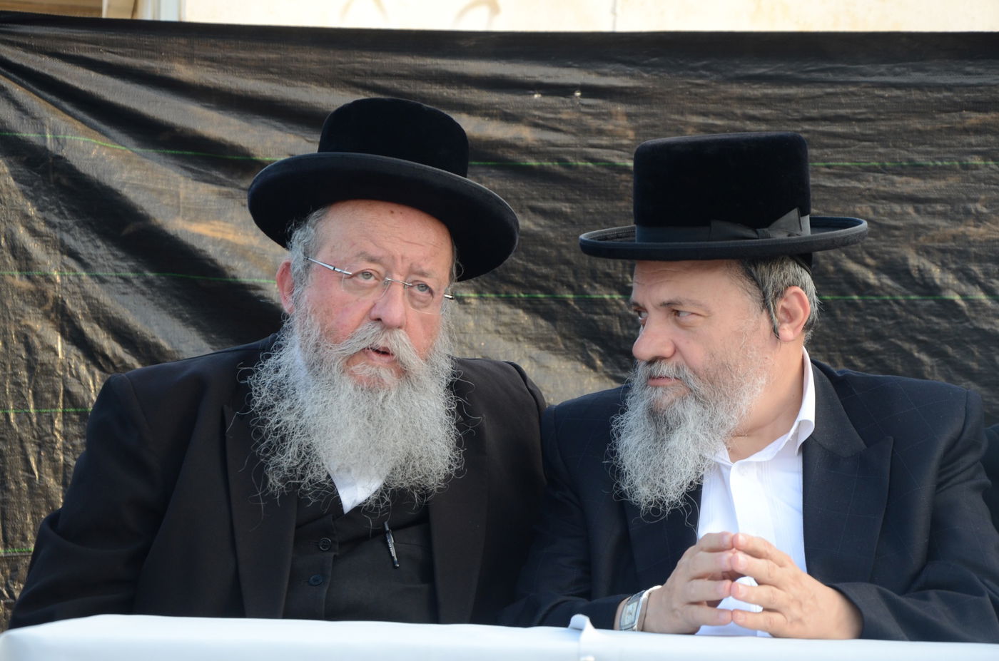 ספרי התורה שהוצתו הובאו לקבורה: "אנחנו מזועזעים"