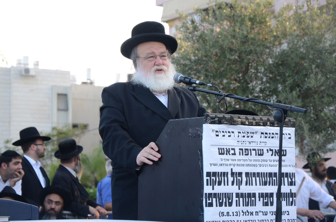 ספרי התורה שהוצתו הובאו לקבורה: "אנחנו מזועזעים"