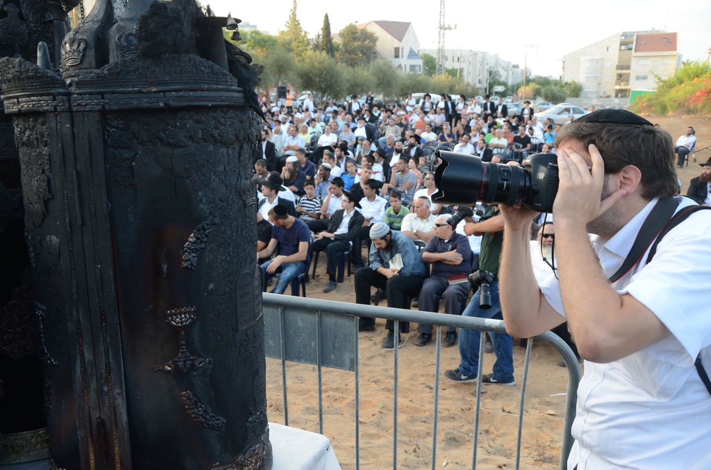 ספרי התורה שהוצתו הובאו לקבורה: "אנחנו מזועזעים"