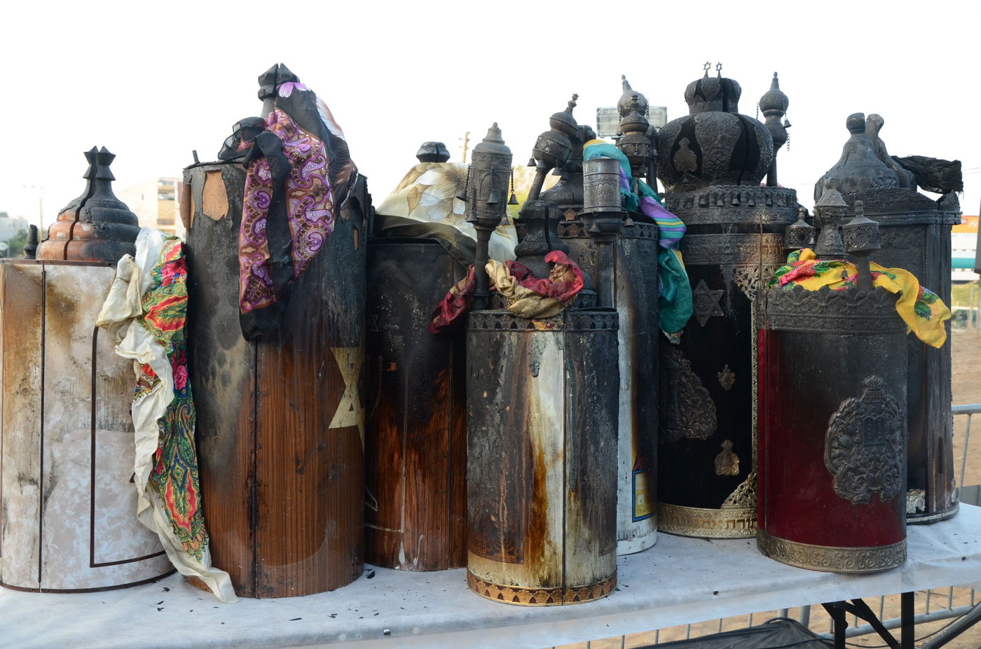 ספרי התורה שהוצתו הובאו לקבורה: "אנחנו מזועזעים"