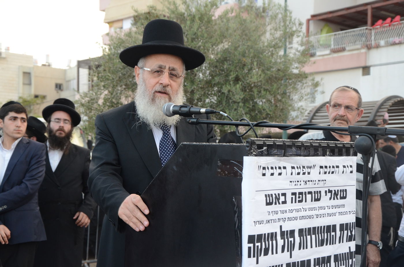 ספרי התורה שהוצתו הובאו לקבורה: "אנחנו מזועזעים"