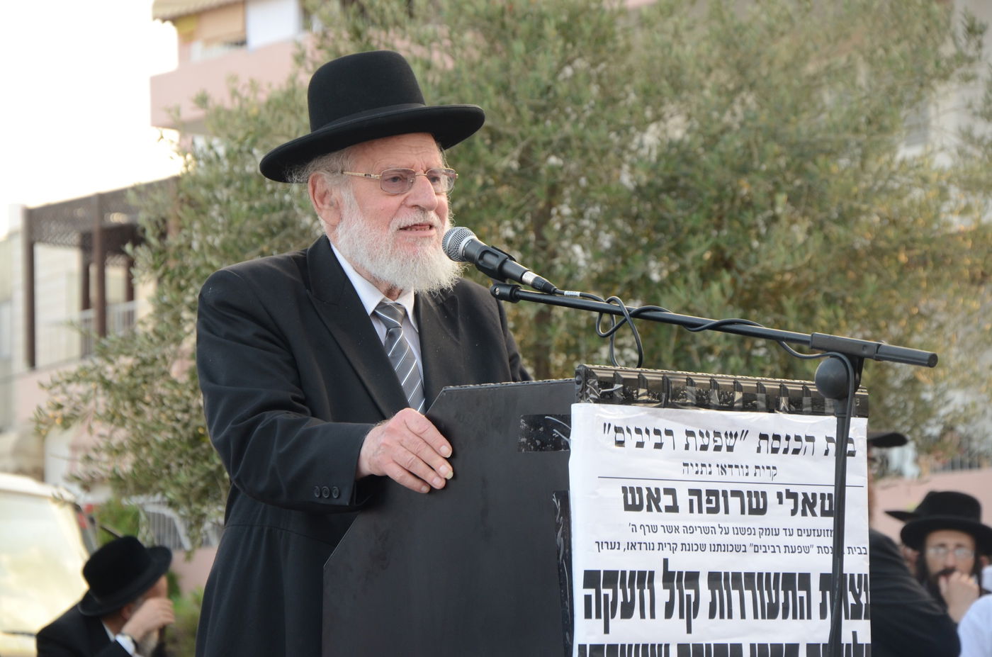 ספרי התורה שהוצתו הובאו לקבורה: "אנחנו מזועזעים"