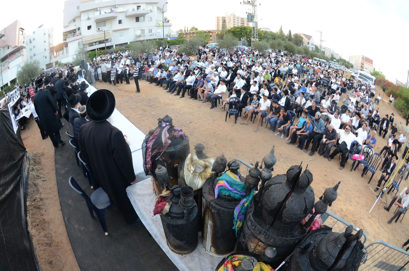 ספרי התורה שהוצתו הובאו לקבורה: "אנחנו מזועזעים"