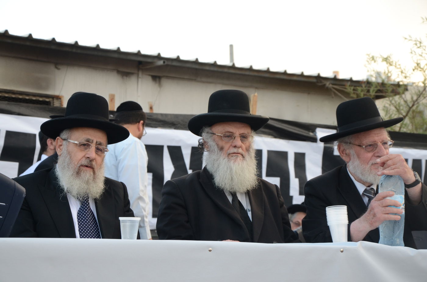 ספרי התורה שהוצתו הובאו לקבורה: "אנחנו מזועזעים"