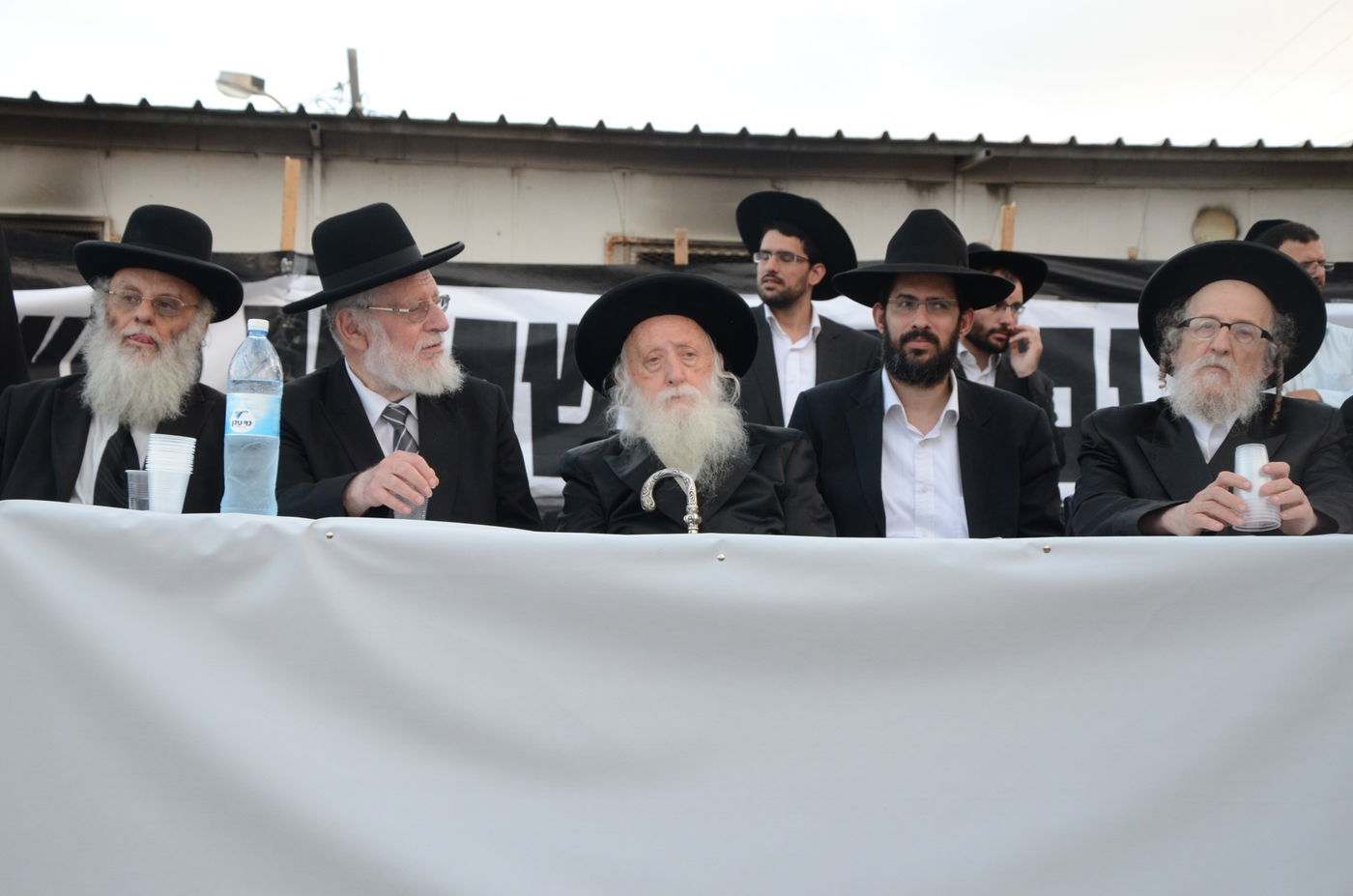 ספרי התורה שהוצתו הובאו לקבורה: "אנחנו מזועזעים"