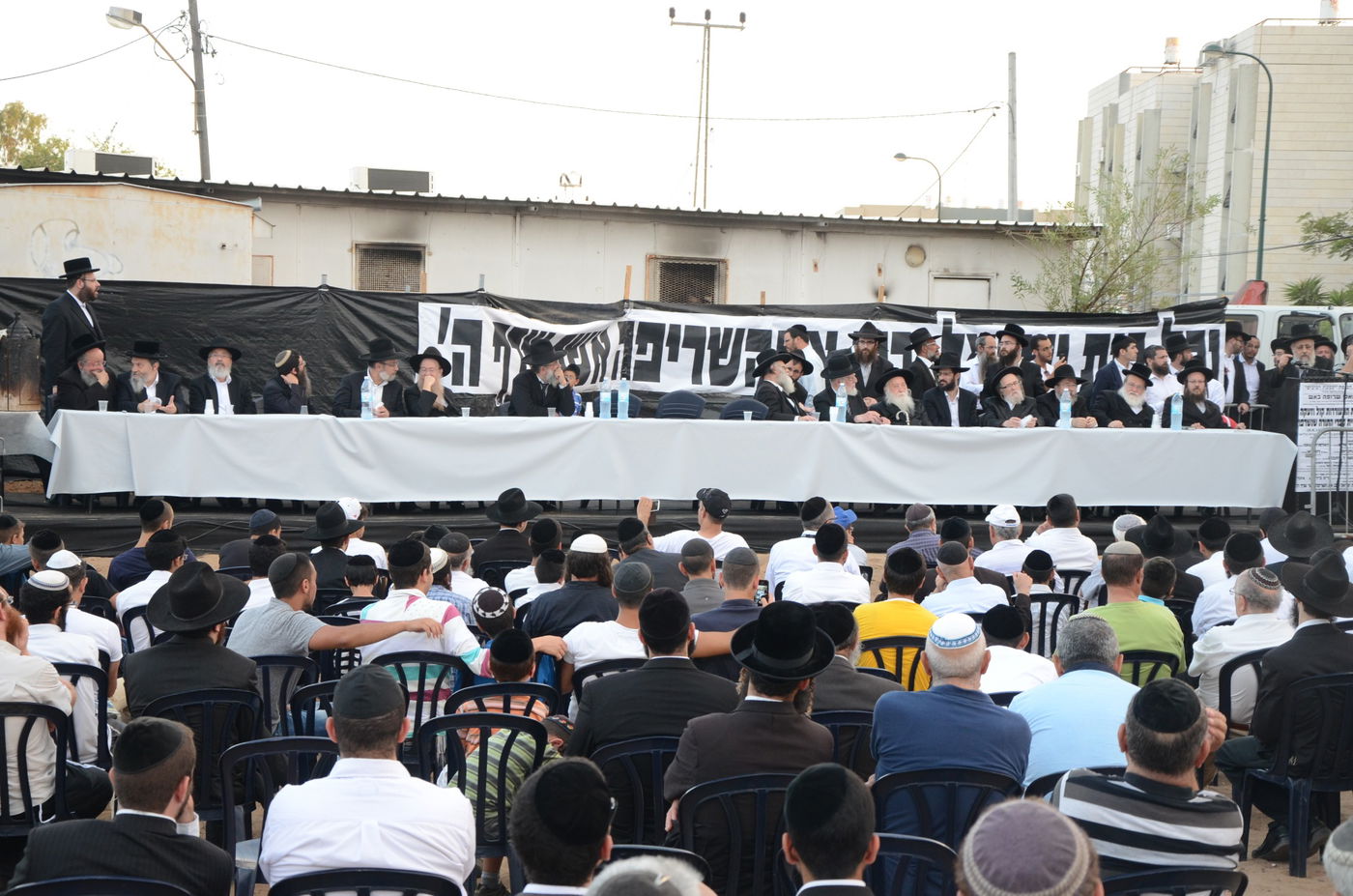 ספרי התורה שהוצתו הובאו לקבורה: "אנחנו מזועזעים"