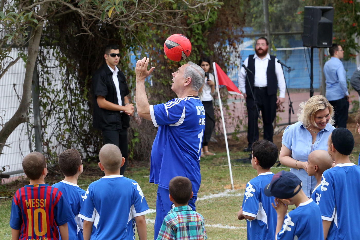 נתניהו שיחק כדורגל עם ילדים חולים • וידאו ותמונות