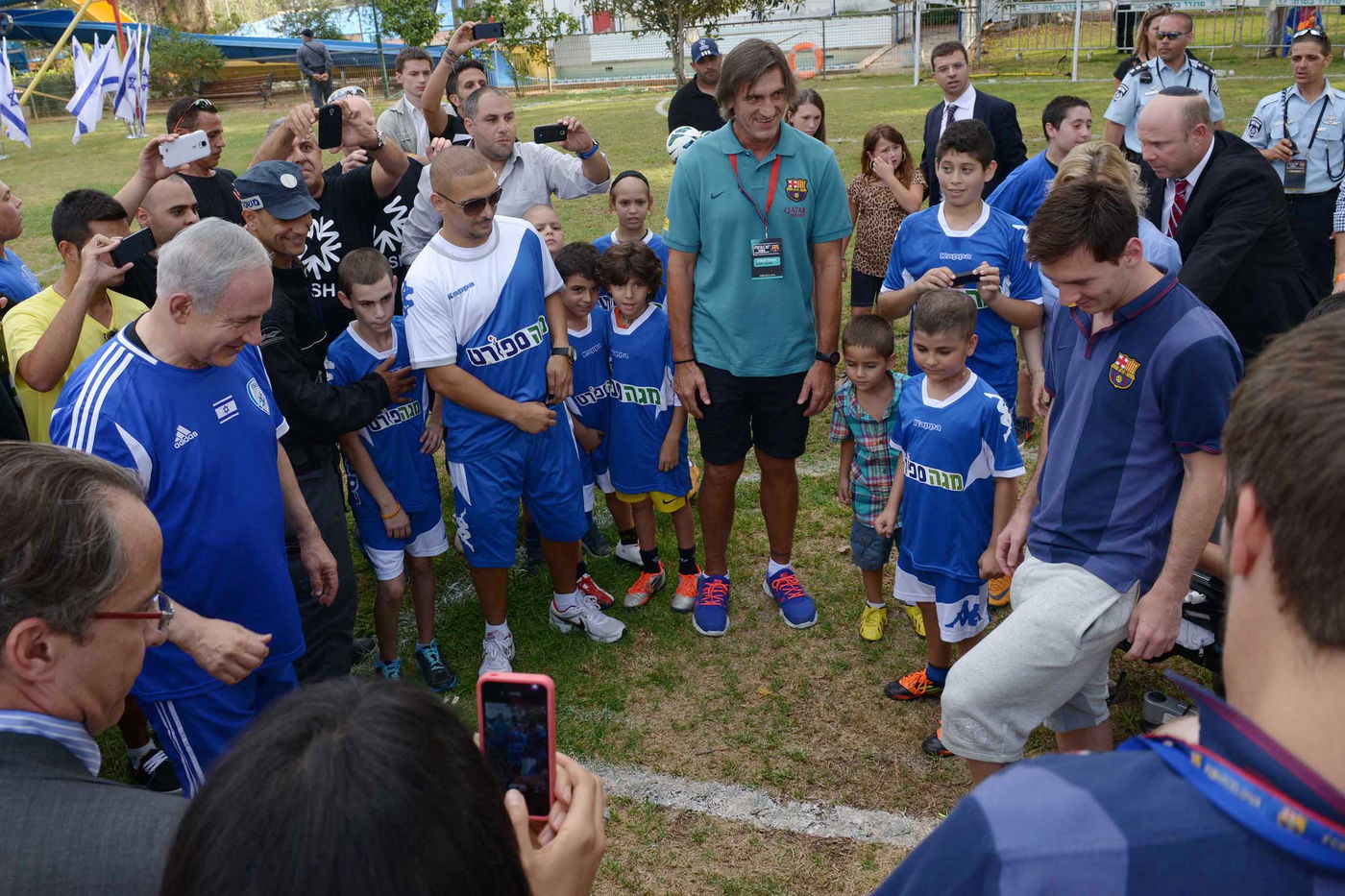 נתניהו שיחק כדורגל עם ילדים חולים • וידאו ותמונות