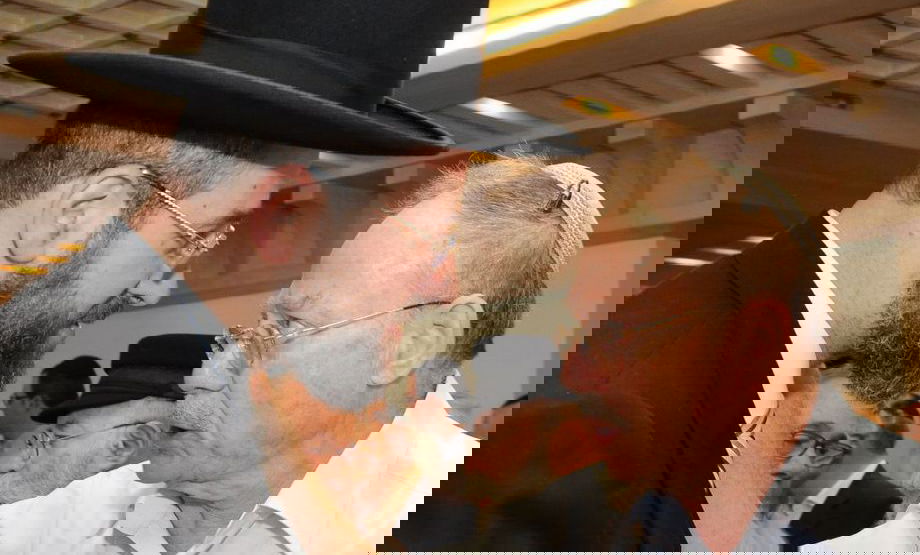 הרב לאו עם תומך דתי לאומי במהלך יום הבחירות