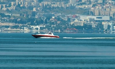 סירת מנוע בכנרת