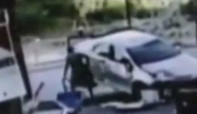 צפו: התהפך עם הרכב, והזמין מונית