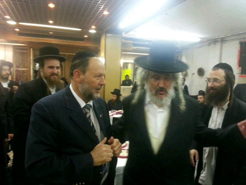 ג'קי קדוש עם הרב וויצנדלהר ממשפיעי הקהילה