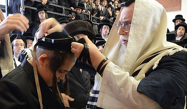 עַל מִצְוַת תְּפִילִּין: הצאנזער'ס חגגו בר מצווה לנכד • גלריה