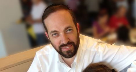 אטיאס מבלה עם הילדים