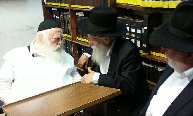 ר' אריה גולובנציץ' (מימין) אצל הגר"ח קנייבסקי, אמש