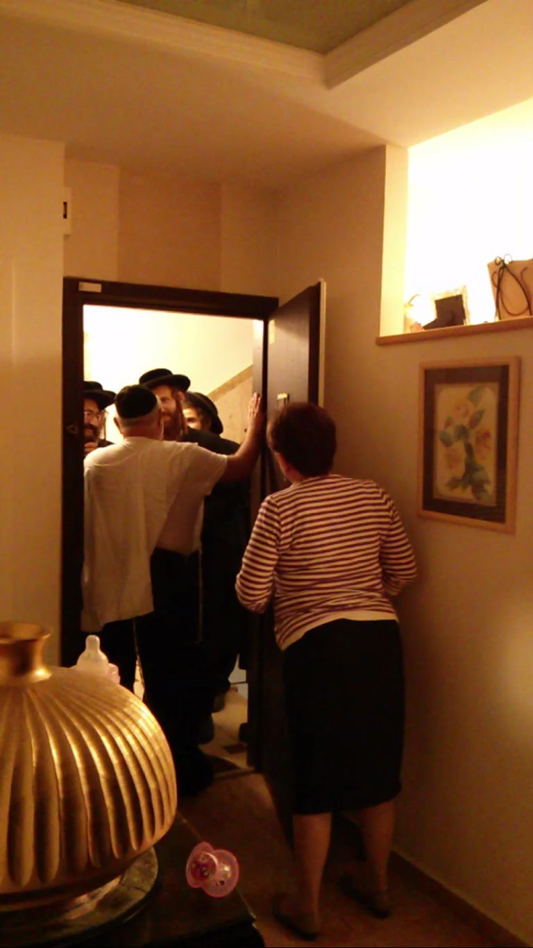 גולובנציץ' עם התוקפים, דקות לפני שהותקף באלימות