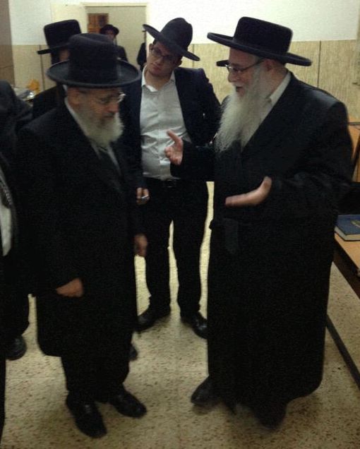 ליווה עד הרכב. האדמו"ר מצאנז והגרי"צ