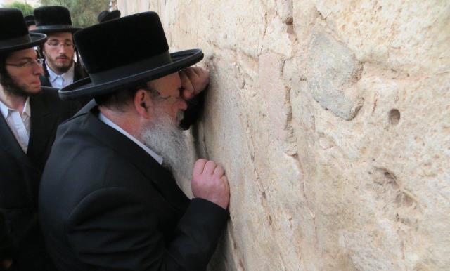 ערב ראש חודש אלול: הרבי מלעלוב בחברון ובקבר רחל