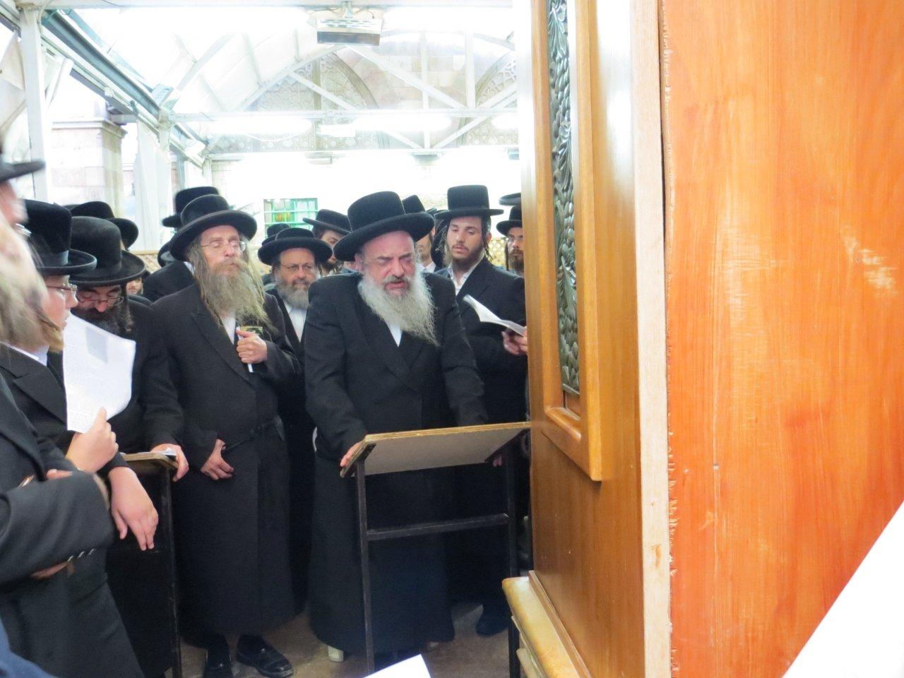 ערב ראש חודש אלול: הרבי מלעלוב בחברון ובקבר רחל