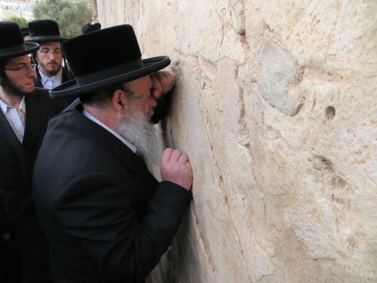 ערב ראש חודש אלול: הרבי מלעלוב בחברון ובקבר רחל