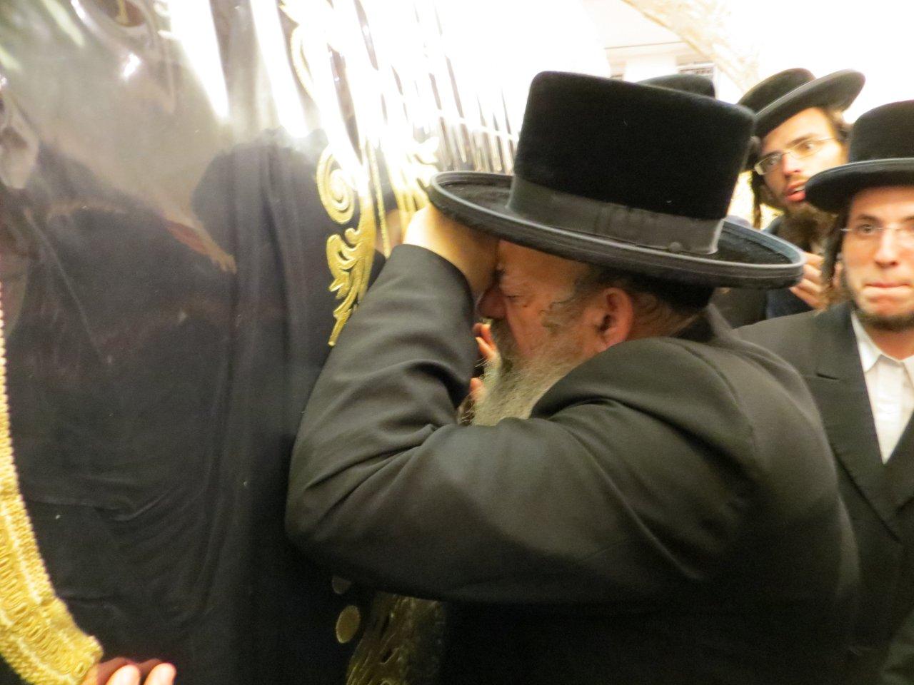 ערב ראש חודש אלול: הרבי מלעלוב בחברון ובקבר רחל