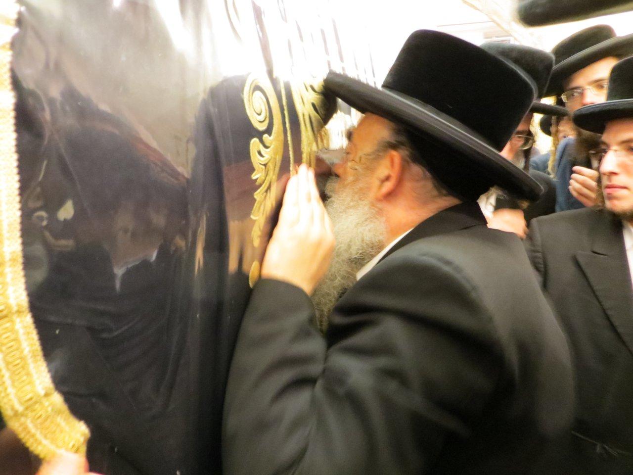 ערב ראש חודש אלול: הרבי מלעלוב בחברון ובקבר רחל