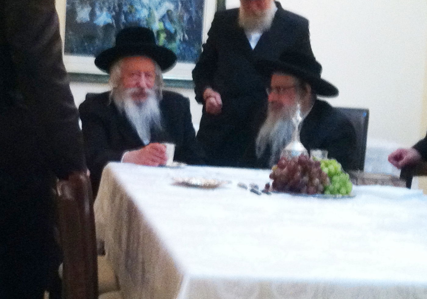 צפו: ביקור הגומלין של האדמו"ר מגור אצל האדמו"ר מצאנז קלויזנבורג