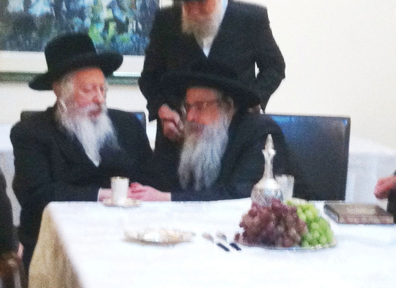 צפו: ביקור הגומלין של האדמו"ר מגור אצל האדמו"ר מצאנז קלויזנבורג