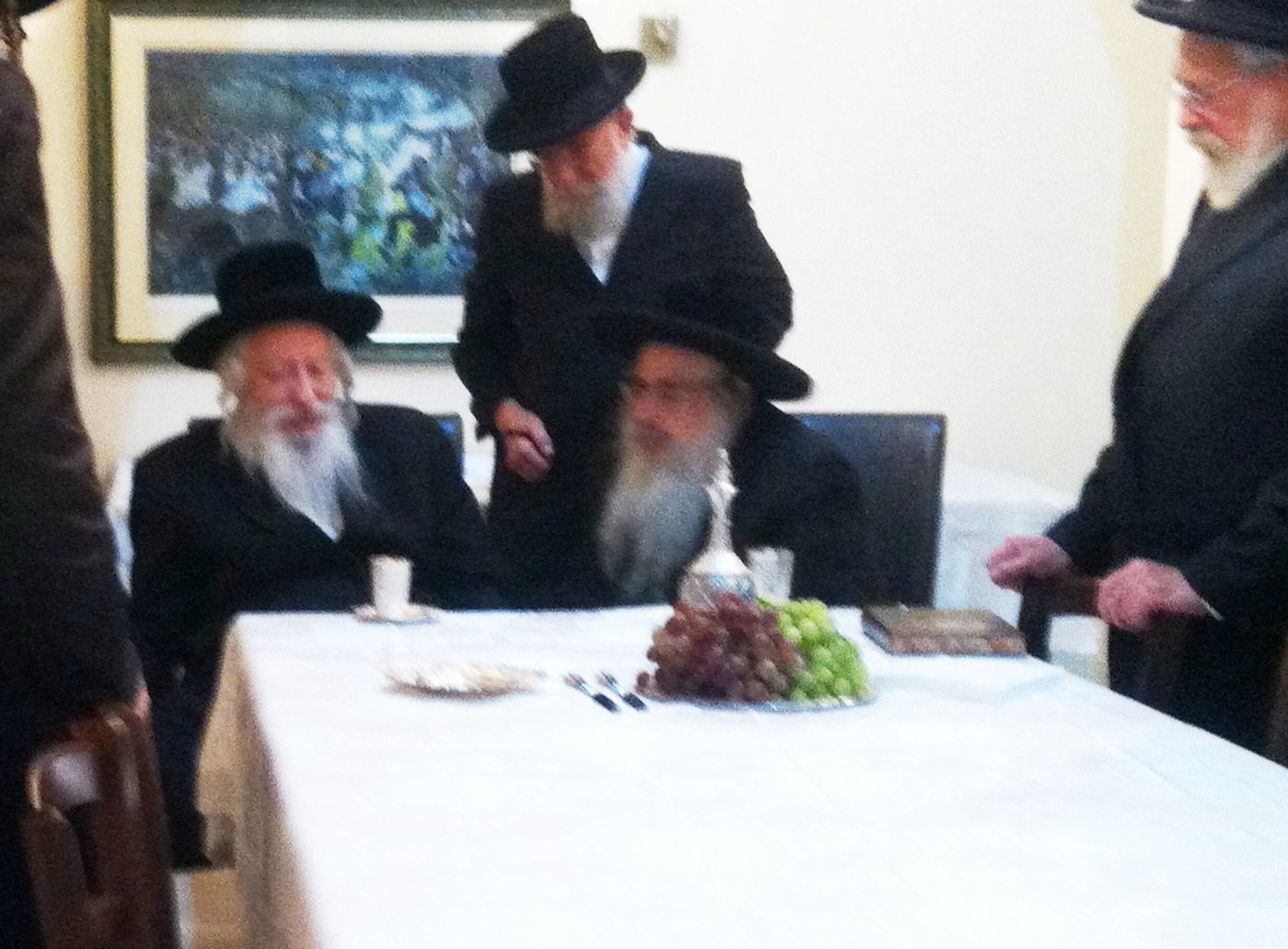 צפו: ביקור הגומלין של האדמו"ר מגור אצל האדמו"ר מצאנז קלויזנבורג