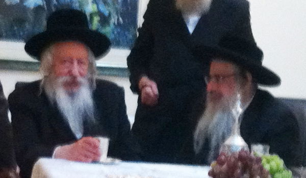 צפו: ביקור הגומלין של האדמו"ר מגור אצל האדמו"ר מצאנז קלויזנבורג