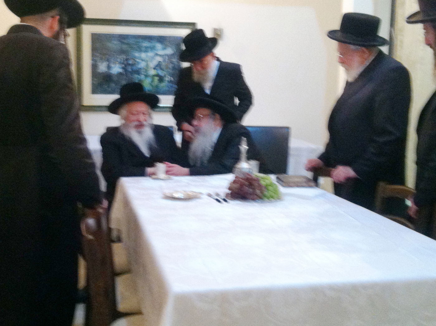 צפו: ביקור הגומלין של האדמו"ר מגור אצל האדמו"ר מצאנז קלויזנבורג