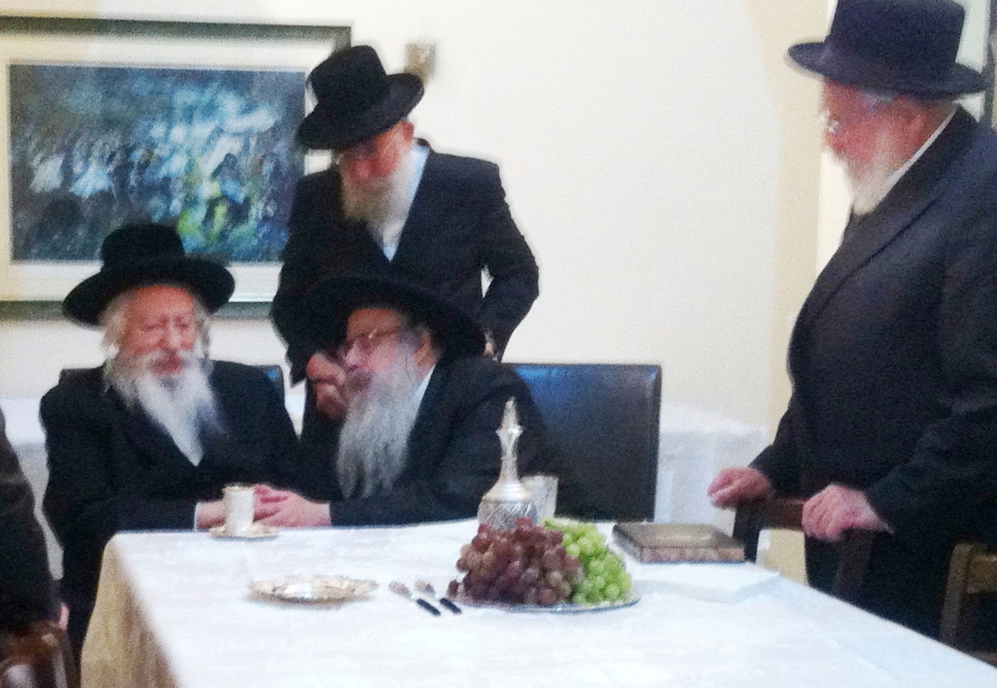 צפו: ביקור הגומלין של האדמו"ר מגור אצל האדמו"ר מצאנז קלויזנבורג